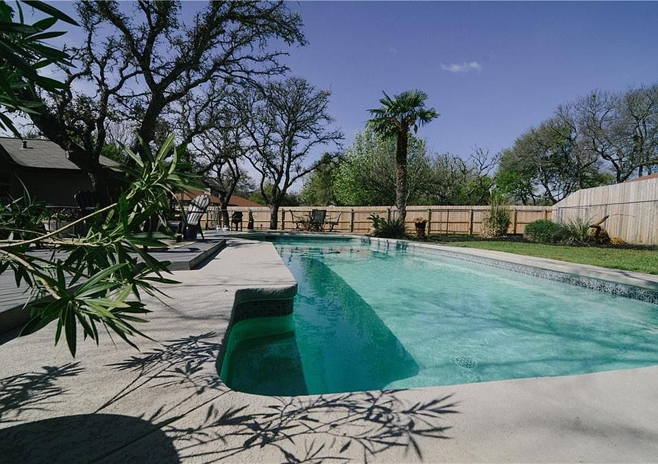 1st image of 300 Las Plumas Dr