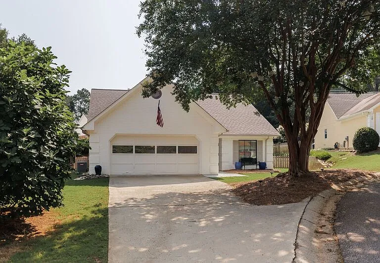 112 Lucy Ln — Photo 2