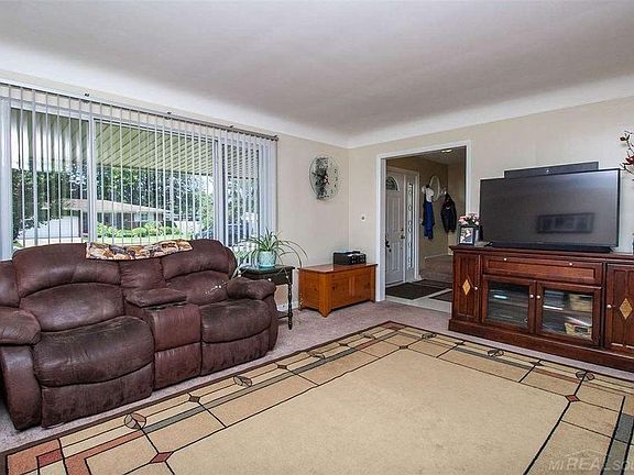 5th image of 32448 Gainsborough Dr