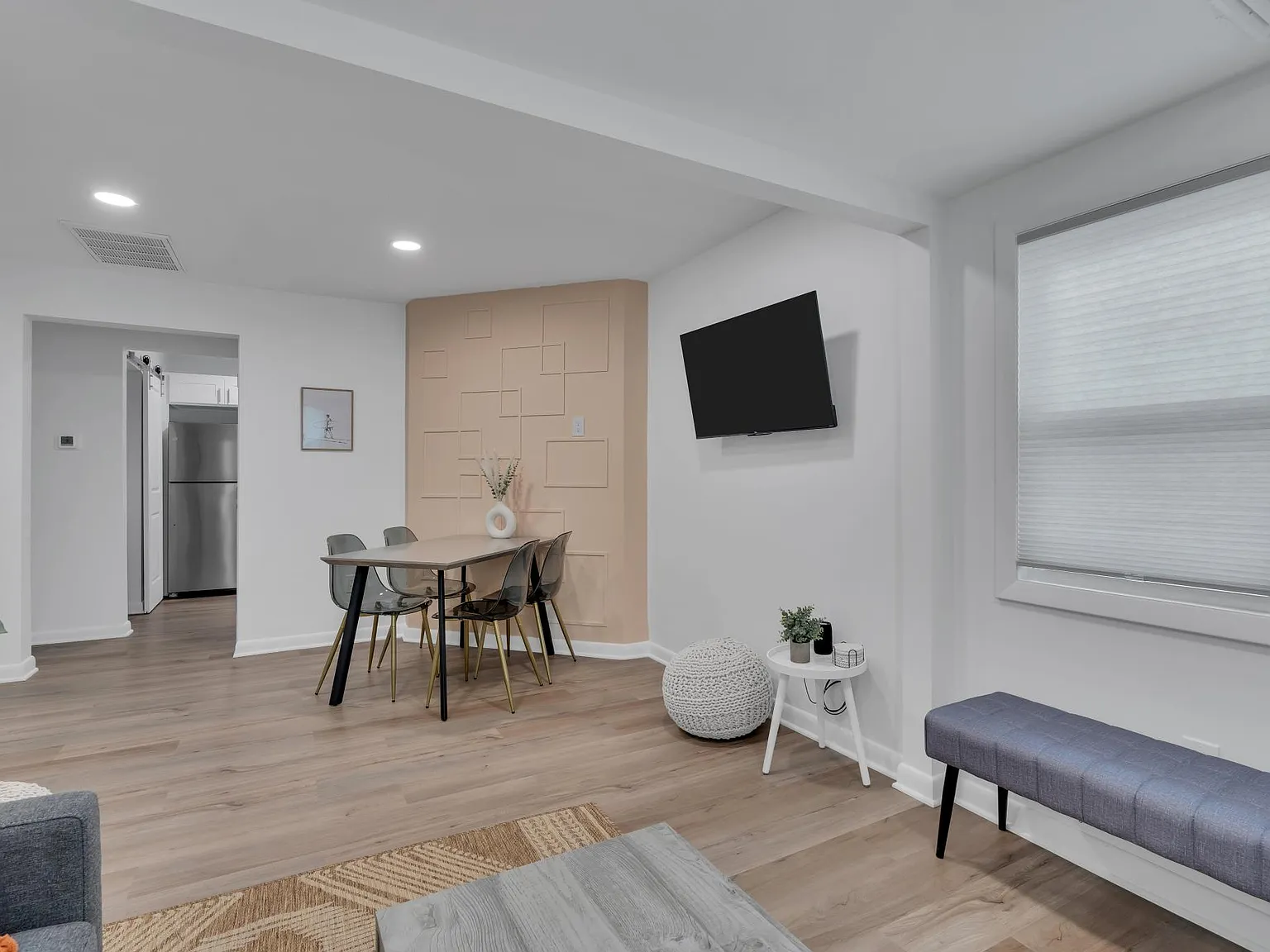 2 bed, 700 sqft, $2,400 — Photo 2
