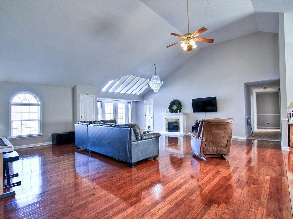 1st image of 807 W Thompson Ln