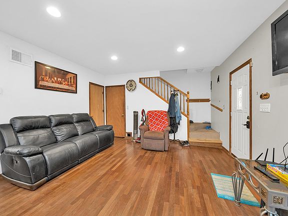 5th image of 10044 S Marion Ave