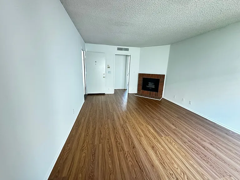 445 E Tujunga Ave — Photo 3