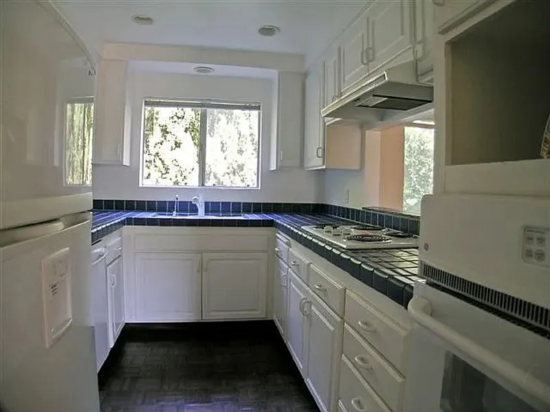 2 bed, 2.0 bath, 1188 sqft, $4,290 — Photo 3