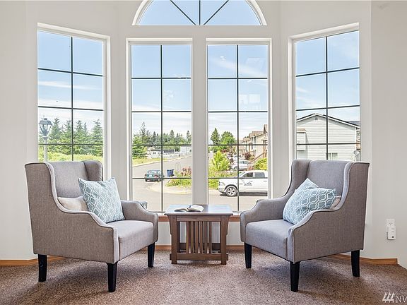 From bay window you can see the Canadian Cascade range! 