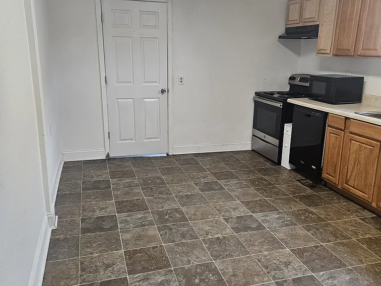1411 Irwin Ave — Photo 8