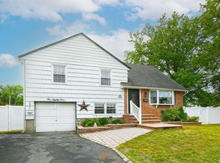 189 Elm Pl, Levittown, NY 11756