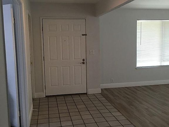 3rd image of 991 Belle Ct