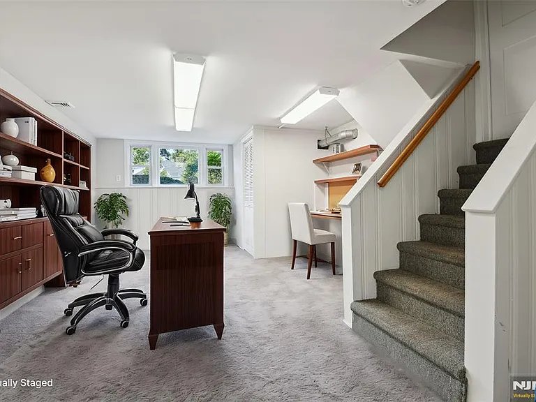 990 Washington Ave — Photo 17