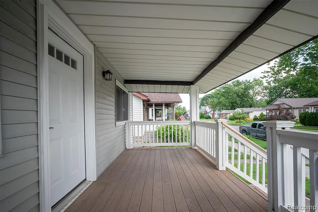 3 bed, 1.0 bath, 1216 sqft, $2,200 — Photo 2