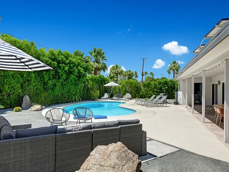 257 NW Cerritos Dr — Photo 2