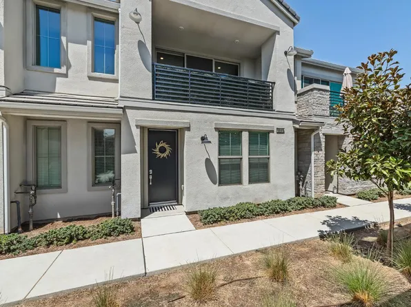 464 W Balsam Ln, Clovis, CA 93611