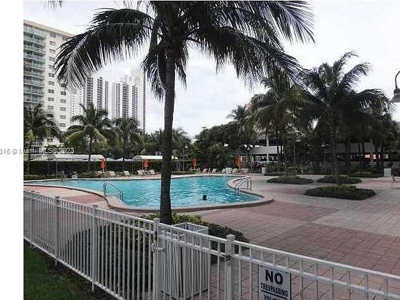 5th image of 19380 Collins Ave APT 1025