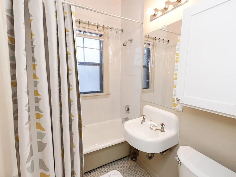 Garfield Court Apartments — Photo 9