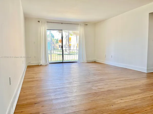 13700 SW 62nd St APT 127, Miami, FL 33183