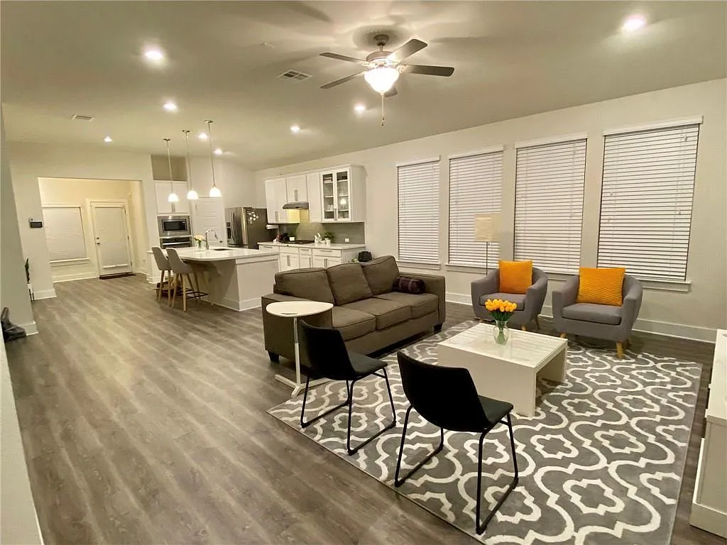 3 bed, 2.0 bath, 1876 sqft, $2,400 — Photo 3