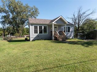4025 NE Chaumiere Rd, Kansas City, MO 64117