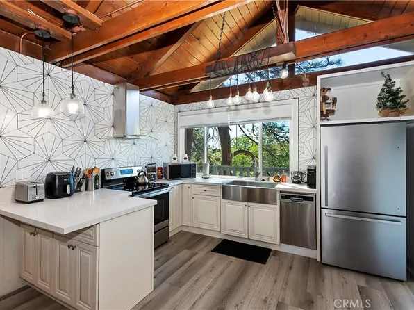 33026 Donner Ln, Arrowbear Lake, CA 92382