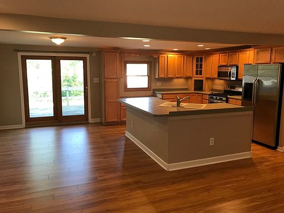 3rd image of 6735 Van Buren Pl