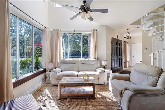 2 bed, 2.0 bath, 900 sqft, $1,950 — Photo 3