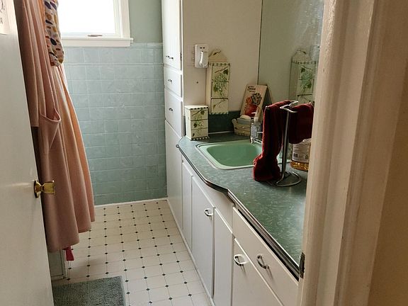4th image of 708 W University Ave #2