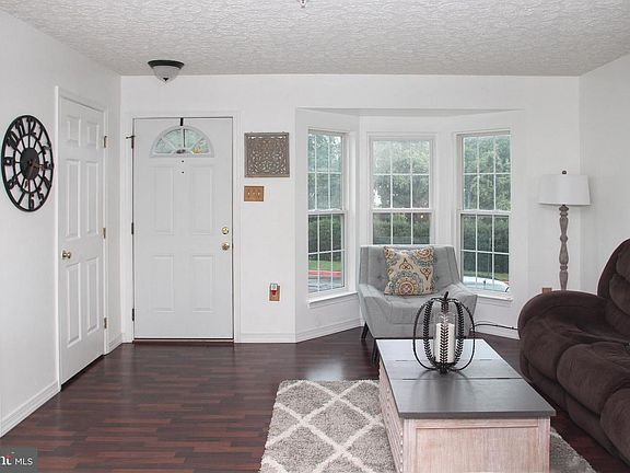 3rd image of 1958 Laurel Oak Dr