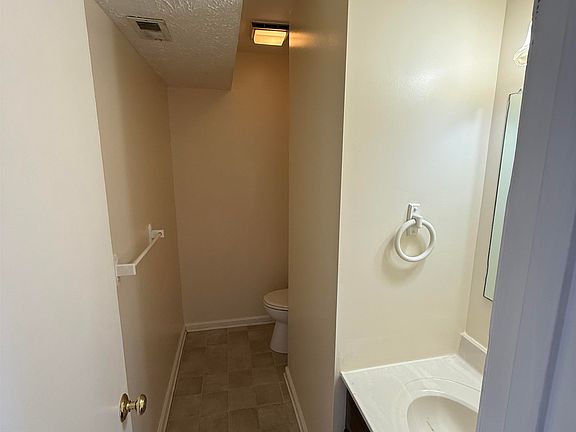 3rd image of 807 Vine St