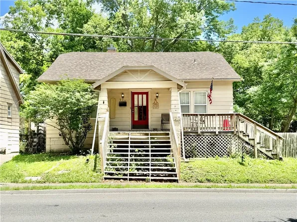 215 S Leonard St, Liberty, MO 64068