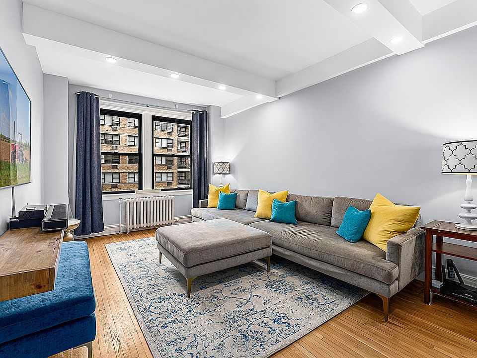 1st image of 457 W 57th St #806