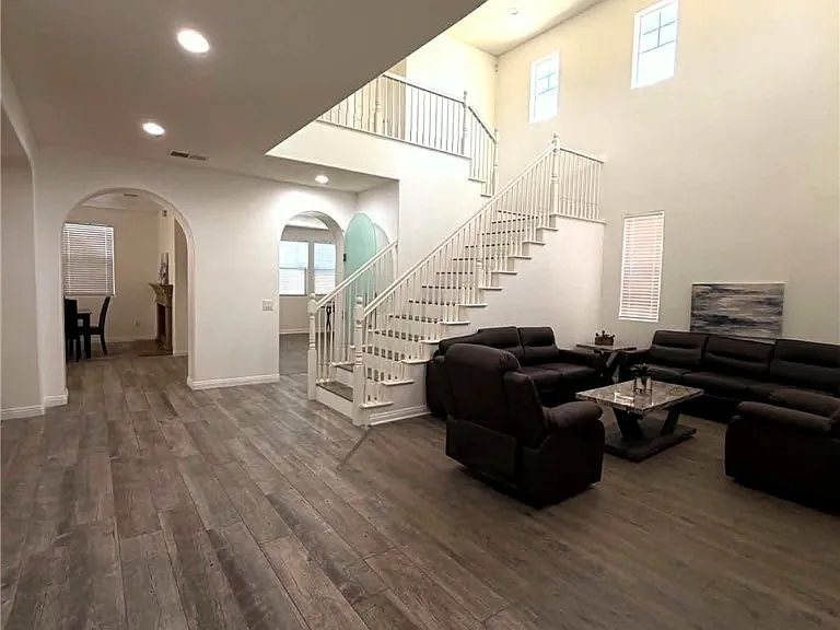 44045 Quarter St — Photo 3