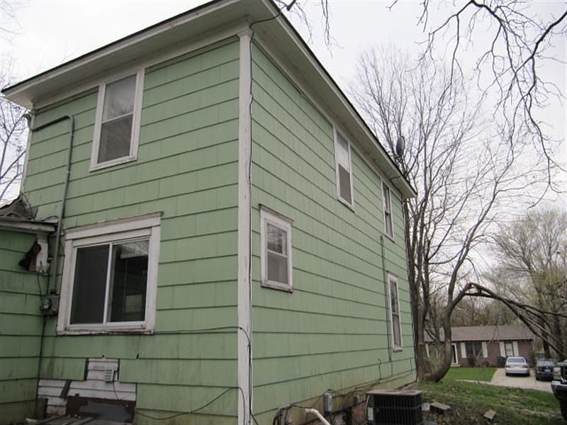 2nd image of 712 N Woodland Rd