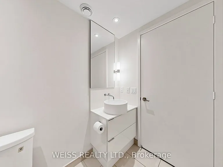 185 Roehampton Ave #520 — Photo 25