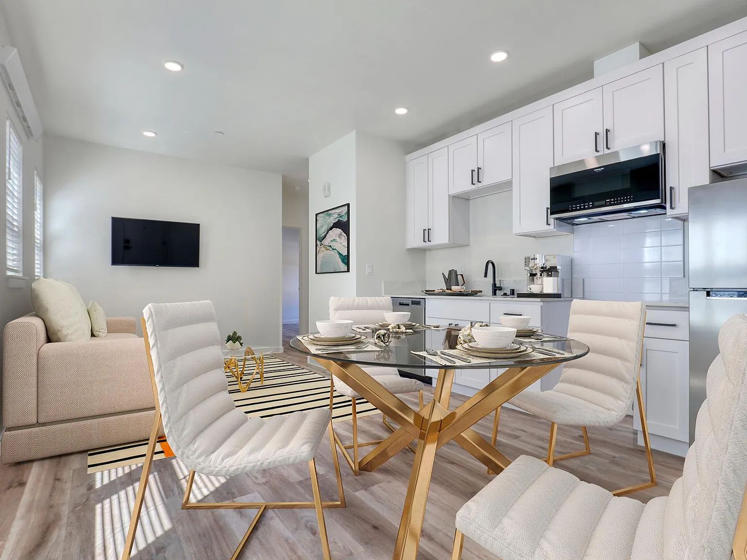 2 bed, 700 sqft, $2,995 — Photo 4