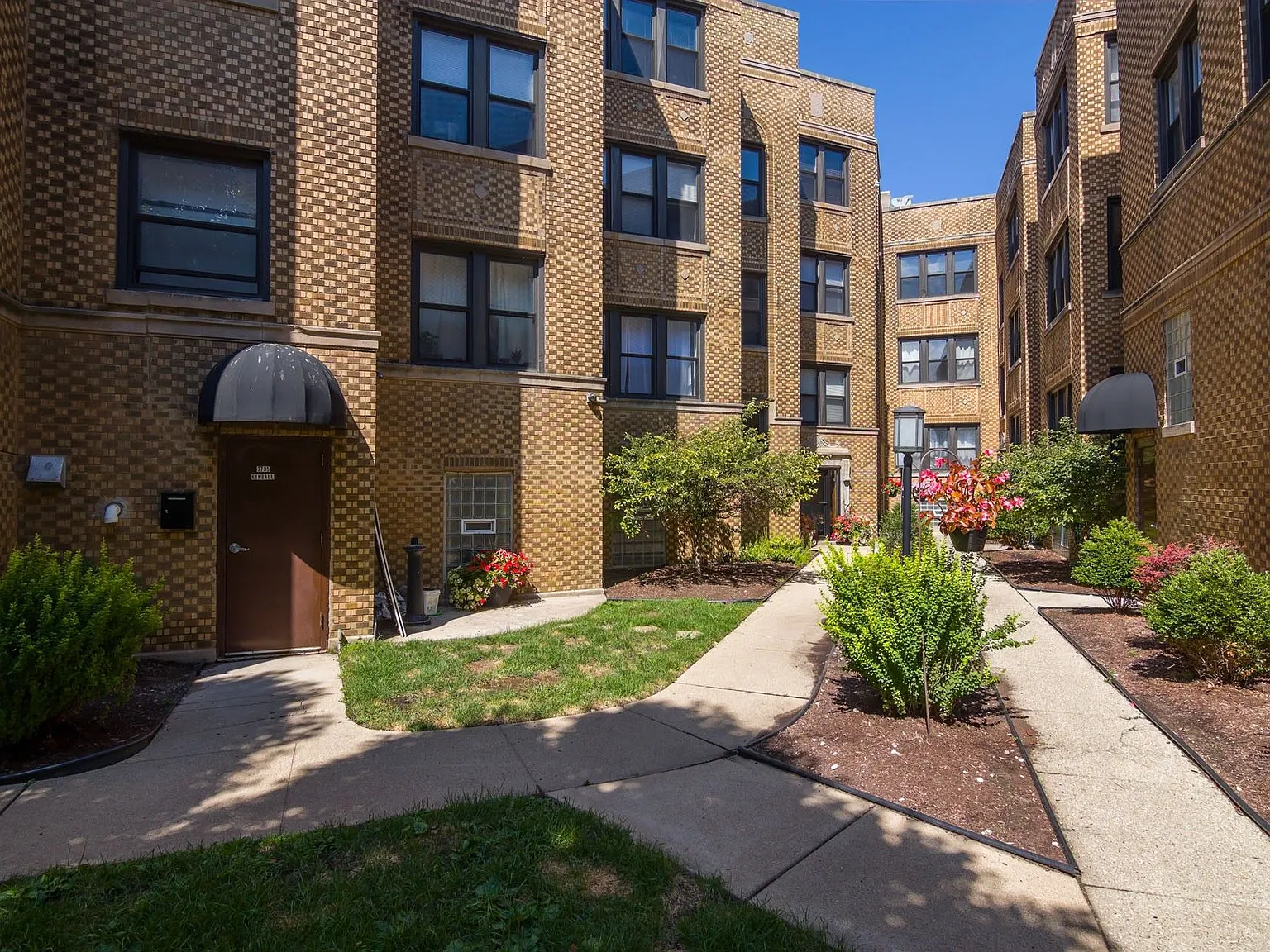 Square 37 Apartments — Photo 1