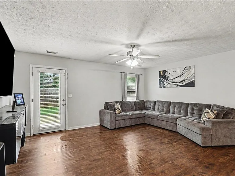 413 Erin Ct — Photo 9