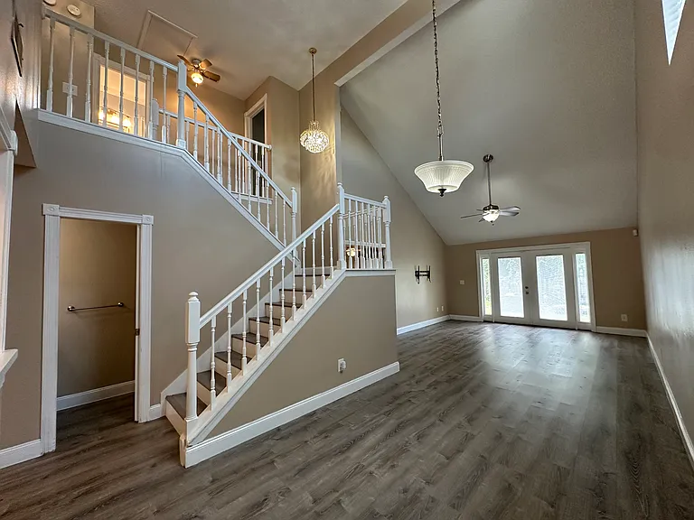 1724 Chatham Cir — Photo 2