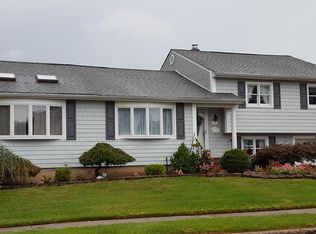 2 Sunnyfield Rd, Hicksville, NY 11801