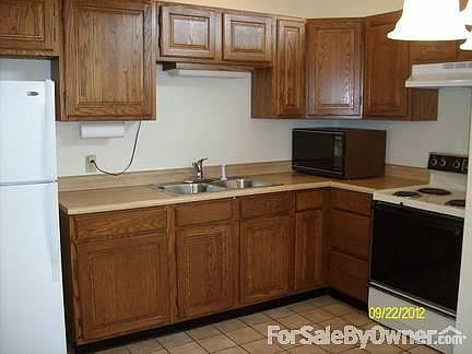 Eat-in kitchen
						:
						stove and refrigerator included,
pantry next to stove,
tile floor