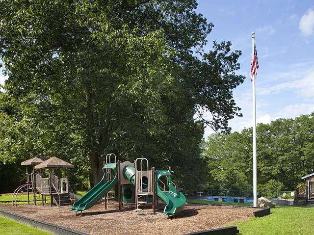 Colonial Village Apartments — Photo 22