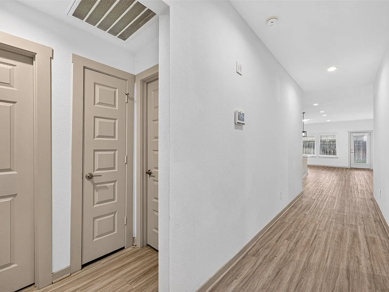 4 bed, 2.0 bath, 1749 sqft, $2,375 — Photo 2