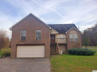 2112 River Bank Dr, Pigeon Forge, TN 37863