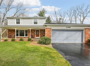 2286 Cole Rd, Lake Orion, MI 48362