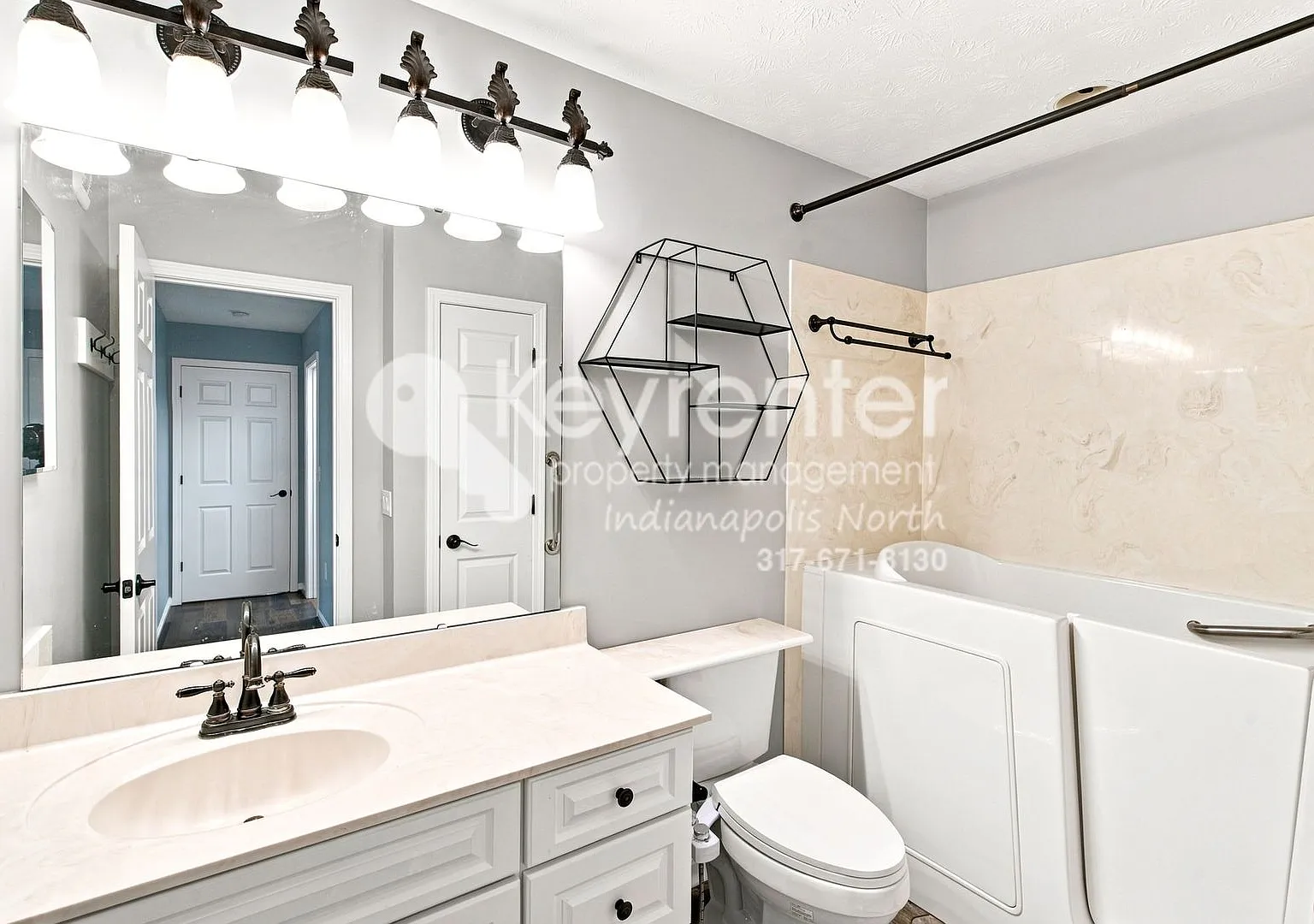 Modern 3-Bedroom Retreat with Pool, Fitness Center & More — Photo 4