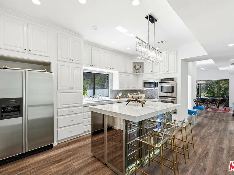 2350 Benedict Canyon Dr — Photo 5