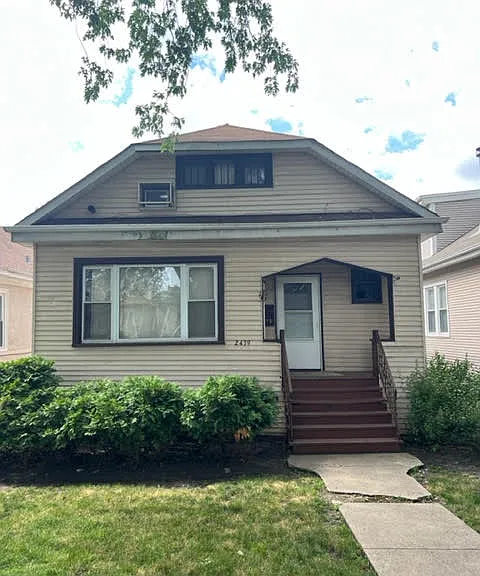 2439 W Byron St — Photo 1