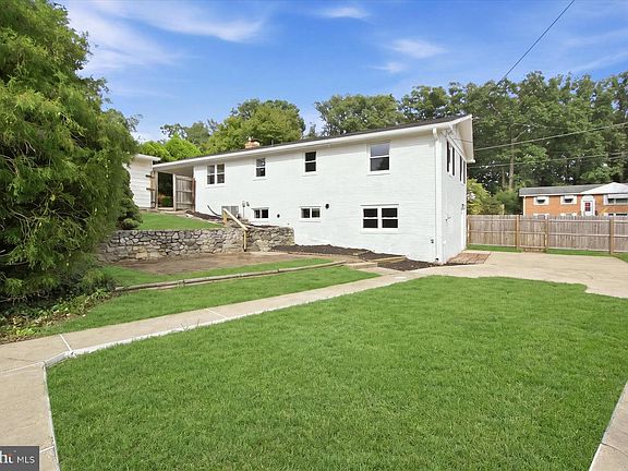 3rd image of 9013 Pinehurst Dr