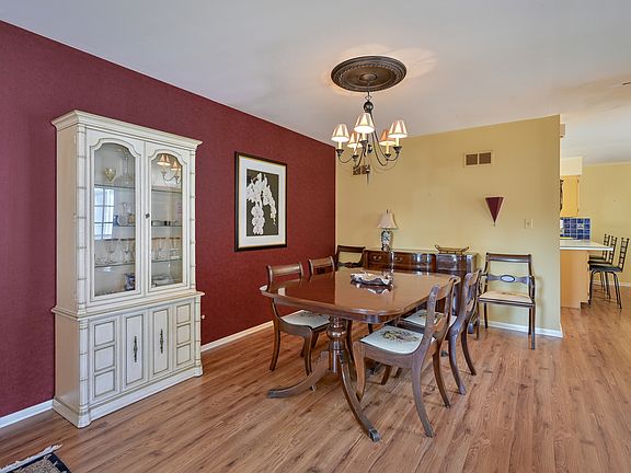 4th image of 942 Dartmouth Dr