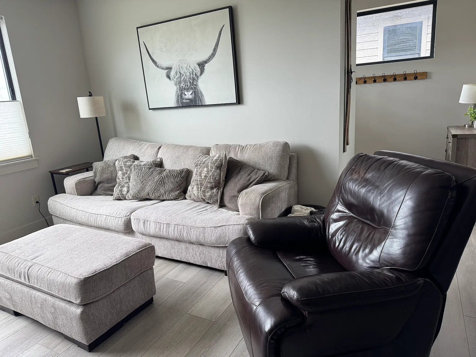 4 bed, 2.5 bath, 2156 sqft, $4,600 — Photo 2