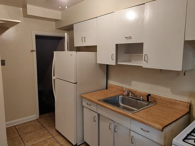 1013 Saint Dunstans Rd — Photo 5