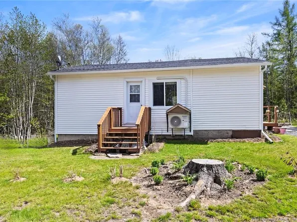 23 Oak St, Minto, NB E4B 3C4